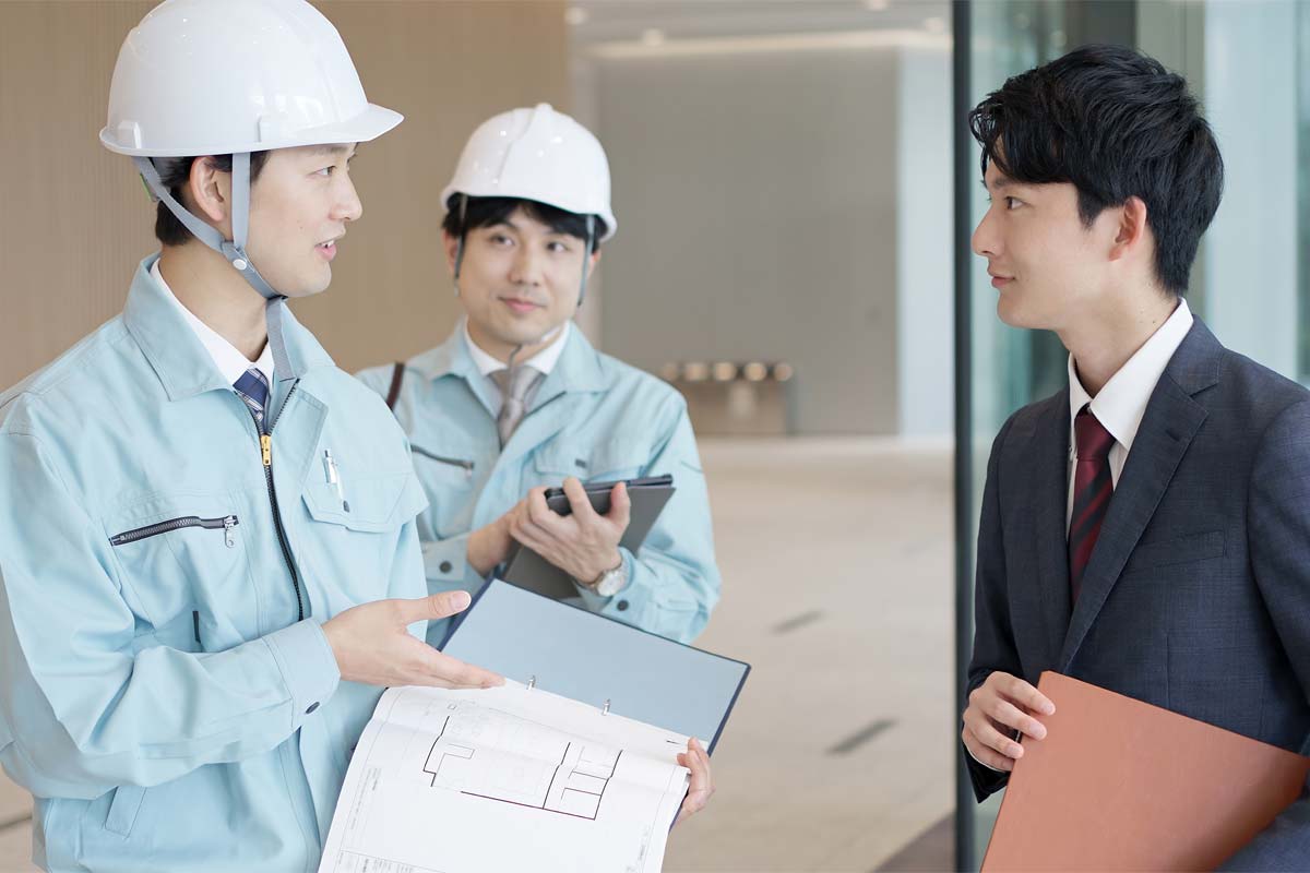 クライアントと打ち合わせをする業者