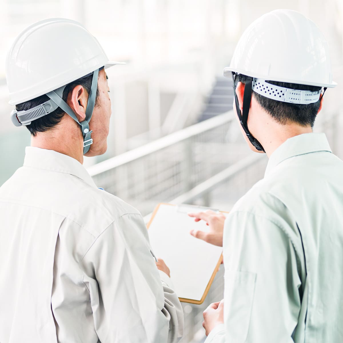 打ち合わせ中の業者